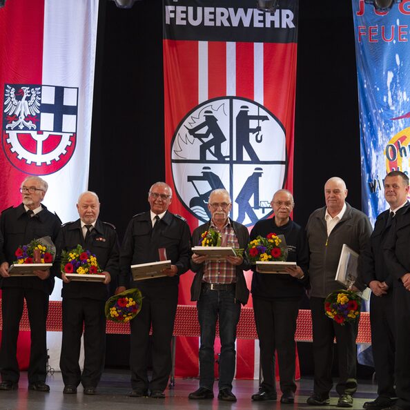 Bürgermeister Dirk Breuer (2. von links und Feuerwehrchef Michael Mund (links daneben) sprechen Ehrungen für langjährige Mitglieder der Hürther Feuerwehr aus.